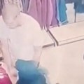 Kamere zabeležile krađu garderobe u tržnom centru: Dva lopova, on drži kesu, ona "tovari"