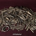 Kopali za terasu, pa pronašli blago od 18 kilograma: U bašti naleteli na ćup sa 700 srebrnih predmeta iz doba Vikinga