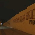 (VIDEO) Zid Novog groblja ponovo išaran grafitima
