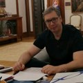 Vučić se pohvalio da radi i nedeljom, ali zbog jednog detalja na fotografiji svi mu se smeju