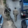 Uhapšeni napadači sprovedeni u policijsku stanicu u Južnoj Mitrovici (VIDEO)