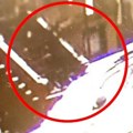 Ženi cigle pale na glavu dok je čistila sneg ispred ulaza u kuću: Kamere zabeležile jeziv trenutak (uznemirujući video)