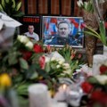 Masovna hapšenja na protestima zbog smrti Navaljnog: Na stotine privedeno, policija baca cveće sa spomenika (video, foto)