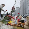 (FOTO) Igračke, sveće i cveće: Širom sveta počast nastradalima u Moskvi