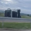 Kamion prevrnut, policija na licu mesta: Saobraćajna nesreća na putu Niš-Leskovac