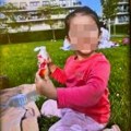 Хорор у парку, све личи на данку: Девојчица (3) нестала из парка убрзо након ове фотографије 13 сати касније нађена у стану…