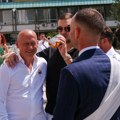 Kurir paparaco: Uroš Živković se skroz opustio! Sočno ljubi devojku na svadbi, a u ruci nosi žensku tašnicu od 3.800 €
