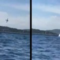 Užas na aeromitingu! Avion se srušio u more, pilot nije uspeo da se spase! Posetioci nemo gledali katastrofu (video)