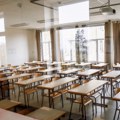 U osnovnoj školi u Saranovu kod Rače pao plafon, đaci vraćeni kući