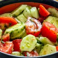 Obožavate salatu od krastavca i paradajza? Nutricionista objašnjava zašto treba izbegavati ovu kombinaciju