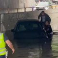 Drama usled nevremena u Beogradu: Vozilo zaglavljeno ispod mosta, policija izvlačila zarobljenog čoveka (video)