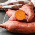 Samo jedan sladak krompir pruža organizmu vitamine koji održavaju oči i kožu zdravim