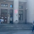 Troje prevezeno na Urgentni Policija objavila šta se desilo na Pravnom! Blokader napao profesorku i obezbeđenje!