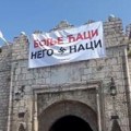 Na niškoj Tvrđavi osvanuo transparent sa kukastim krstom i natpisom "Bolje ćaci nego naci"