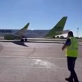 Mladić prosuo vodu i prekrstio se za sreću srpskim košarkašima na aerodromu