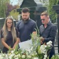 Sa suzanom ridala na sahrani, a danas nije došla na pomen Popoviću Niko je na groblju nije video od marta, kad je Saša ispraćen…
