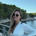 Ljubila poznatog fudbalera, sada uživa na luksuznoj jahti: Ćerka pevača pozirala u izazovnoj haljini