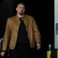 Jokić nikad jednostavnijim stajlingom oduševio planetu! Pogledajte kako je Nikola došao na meč protiv Voriorsa: Jedan detalj…