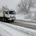 Јак снег пада у Хрватској: Упозорење возачима да не крећу на пут ако не морају (видео)