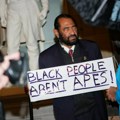 Demokrata izbačen tokom Trampovog govora zbog transparenta "Crnci nisu majmuni"