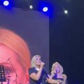 Majka i ćerka zapevale zajedno: Snežana Đurišić izvela naslednicu na binu, ona pokazala raskošni talenat (video)