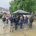 I u Kragujevcu na osam lokacija deljenje nalepnica „Studenti pobeđuju“ (VIDEO)