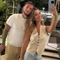 U miniću i štiklama 20 dana nakon porođaja pevačica (41) sa mlađim mužem otišla iz Srbije: On je čvrsto drži oko struka…