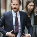 (Foto) Princ Hari doputovao u Britaniju, ali bez porodice Vojvodi od Saseksa uskraćen i smeštaj u Bakingemskoj palati Poziv…