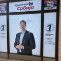 Razbijen i išaran izlog SNS-a (FOTO)