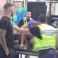 Mahir skočio preko stola na Marka Osmakčića, obezbeđenje ga jedva savaladalo: "Nekrofilu, lažirao si..."