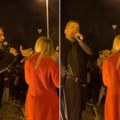 Sveštenik kod Beograda uzeo mikrofon tokom paljenja badnjaka! Zapevao poznati hit i iznenadio prisutne (video)
