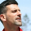 Đoković nasmejan napustio Australiju: Novak delio autograme i na aerodromu, navijači ga presretali