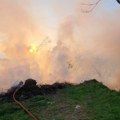 Gori deponija u Petrovaradinu: Vatra bukti na istom mestu na kom je juče zapaljen automobil