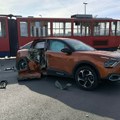 Tramvaj se zakucao u ganc nov automobil na Novom Beogradu: Desna strana auta odvaljena