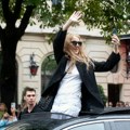 Fanovi opkolili Selin Dion u Parizu: Pevačica nasmejana prvi put posle otkrića teške bolesti, još se priča o njenom…