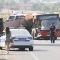 Prve slike sa mesta jezive nesreće u umki: Zadnji deo kamiona probio autobus, u stravičnom sudaru ima mrtvih (foto, video)