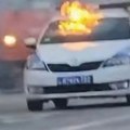 Gori policijski automobil na Dorćolu: Škoda u plamenu, vatra progutala vozilo! (Video)