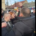 Drama na protestima studenata: Građani besni, negoduju; Incident, čovek sa bebom blokiran VIDEO