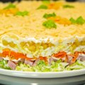 Svečana salata sa kupusom i šunkom - idealno jelo za svaki praznični obrok!