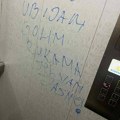 “Komšinica iz pakla” na Aerodromu: Preti, gađa staklenim flašama, ostavlja poruke po zgradi… (FOTO)