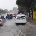 Ne vidi se prst pred okom, putevi skroz poplavljeni: Jako nevreme uveliko hara srpskim gradom, izgleda jezivo