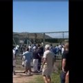 Nezapamćen užas u Severnoj Makedoniji: Roditelji uleteli na teren, prekinuli utakmicu i tukli decu VIDEO