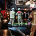 Дечак (4) и девојчица (6) остали заглављени на крову зграде Пролазници угледали невероватну сцену: Хитне службе једва спасиле…