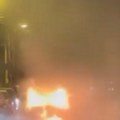 Vatra bukti nasred ulice: Izgoreo automobil na Belim vodama (video)