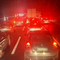 Ne prestaje haos na auto-putu: Saobraćaj sad mili i ka Beogradu, formiraju se kolone, nema gde igla da padne