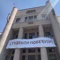 Podignut transparent "Studenti pobeđuju" na ulazu u Pravni: Građani ga ispratili aplauzom i ovacijama FOTO, VIDEO