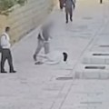 Uznemirujući snimak zverskog napada na hrišćanku! Muškarac išutirao časnu sestru u srcu Jerusalima