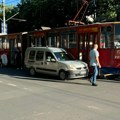 Sudarili se tramvaj pun putnika i automobil u Bulevaru kralja Aleksandra. Auto pokušao da skrene, pa se zakucao! Saobraćaj…