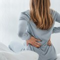 Bol u leđima tokom menstruacije: Kada je zbog nje, a kada znak osnovnog ginekološkog stanja