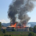 Brojne ekipe upućene u tvornicu papira: Banjalučki vatrogasci se bore sa velikim požarom (video, foto)